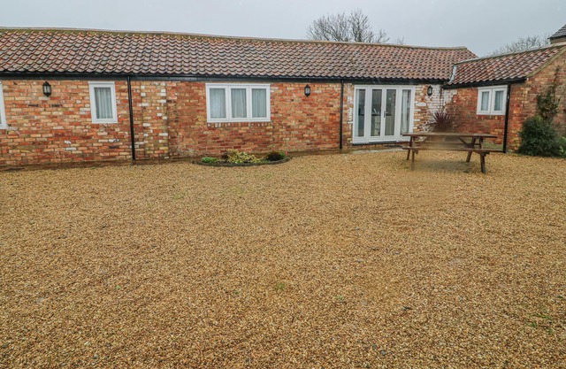 PEARDROP COTTAGE, pet friendly, with a garden in Saltfleetby