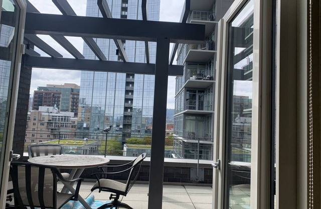 Pearl District, Penthouse Terrace Unit- 2 decks , 1 block from Fields park,