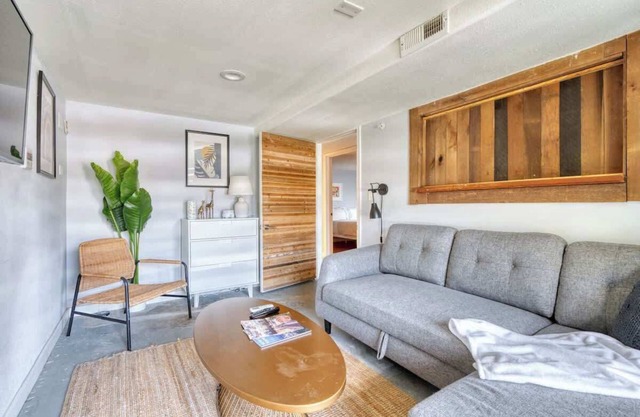 Pearl District Stay AC + WiFi 2BR Sleeps 4