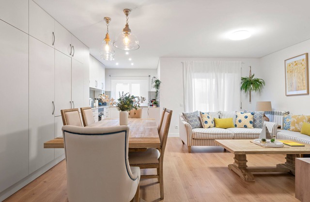 Pearl of Cascais: Spacious Quiet Home w/DT Access