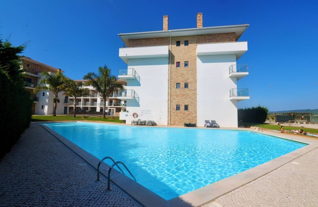 Pebble - 1 bedroom apartment (sleeps 4) with pool & tennis court
