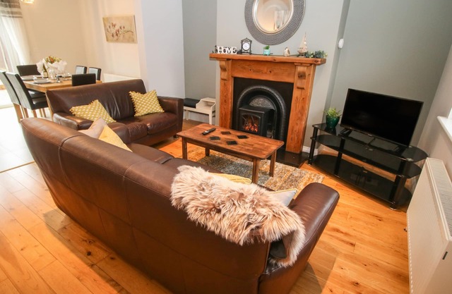 PEBBLE LODGE, pet friendly, with a garden in Kenmare, County Kerry