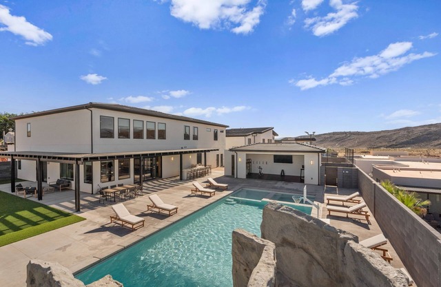 Pecan Valley Oasis - Lux Pool, Sauna and Theater
