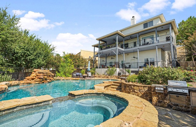 Peckham Point 5 Bd Lake View Retreat w Heated Pool