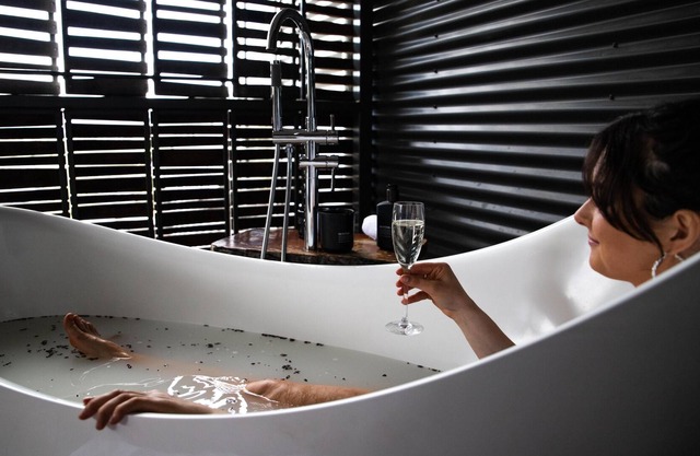 Peggy Adelaide Penthouse - ​​​​​​​The architecturally designed Peggy Adelaide suite offers an experience of ultimate indulgence and relaxation. This accommodation option is perfect for that romantic weekend getaway or private retreat.