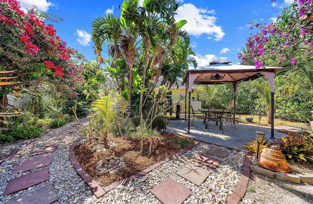 Peggy's Retreat - Bougainvillea Cottage