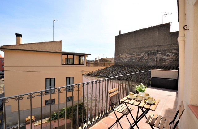 Peixateries Velles, 1-2. For 4 people, wifi, A/C, in the center of town.