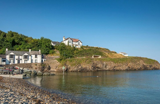 Pelcomb Cross Farmhouse, Holiday Cottage Pelcomb Cross, Sleeps 10, 5 bedrooms, bathrooms