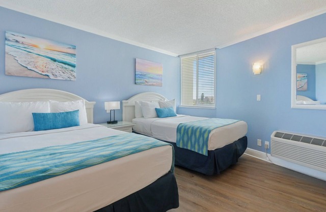 Pelican Pointe 424:Walk to Beach~Pool~Free Parking