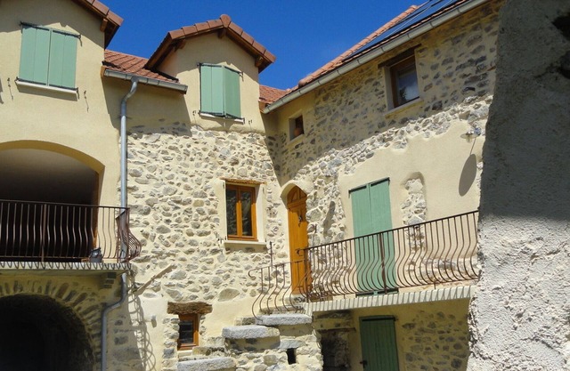Pelleautier Hautes Alpes quiet gîte near Tallard airfield and Ceüse cliff