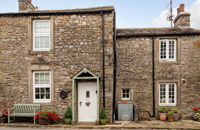 PEMBA COTTAGE, pet friendly, character holiday cottage in Threshfield
