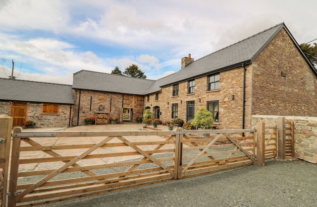 PEN BONT HOME FARM, pet friendly, with open fire in Builth Wells