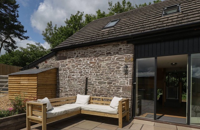 PEN-CROESLAN BACH, pet friendly, with a garden in Crickhowell