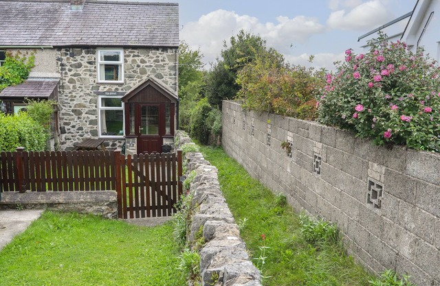 PEN DINAS, pet friendly, character holiday cottage in Bangor