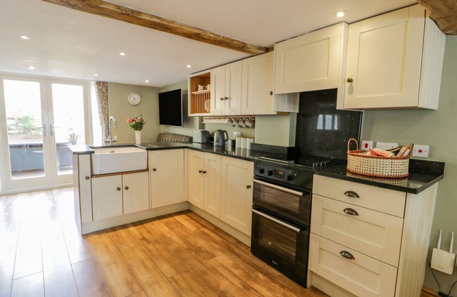 PEN Y BONT UCHA, character holiday cottage in Penrhyn Bay