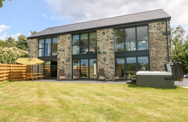 PEN-Y-BRYN, pet friendly, with hot tub in Llanfairpwllgwyngyll