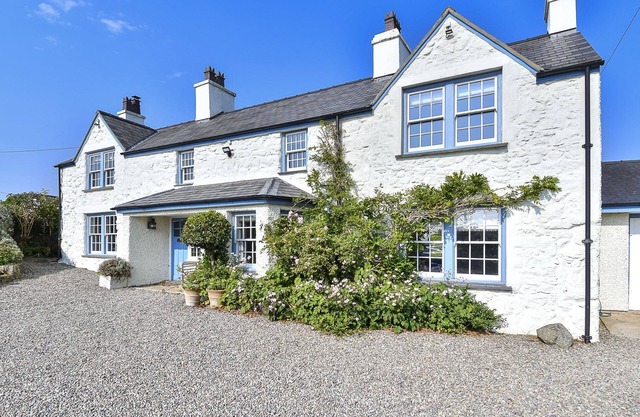 Pen y Bryn - a cottage that sleeps 10 guests in 5 bedrooms