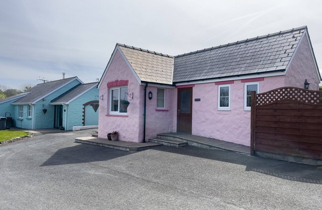 PEN- Y- BRYN @ CANLLEFAES, pet friendly, with pool in Cardigan