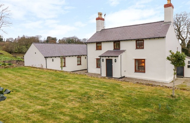 PEN Y BRYN COTTAGE, pet friendly, with open fire in Llandudno