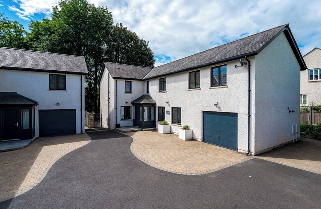 PEN-Y-GHENT, pet friendly, with hot tub in Kirkby Lonsdale