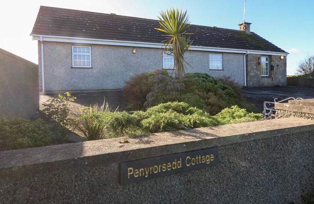 PEN YR ORSEDD COTTAGE, family friendly in Llanfachraeth