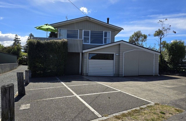 Pencarrow Lodge - Classic Kiwi Bach, close to Lake