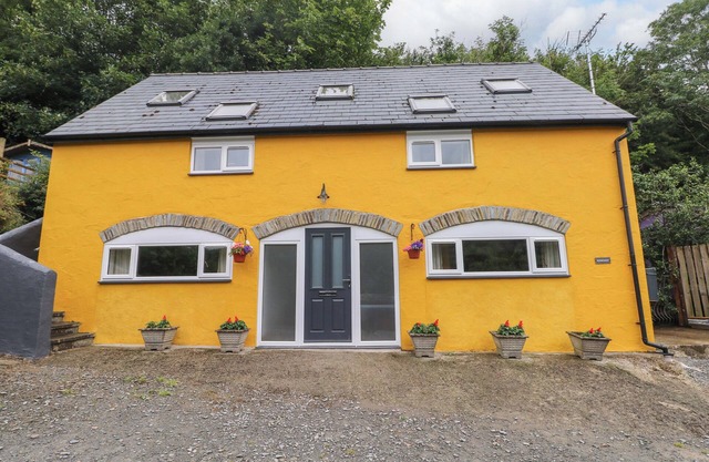 PENDRE BARN, pet friendly, with a garden in Cenarth