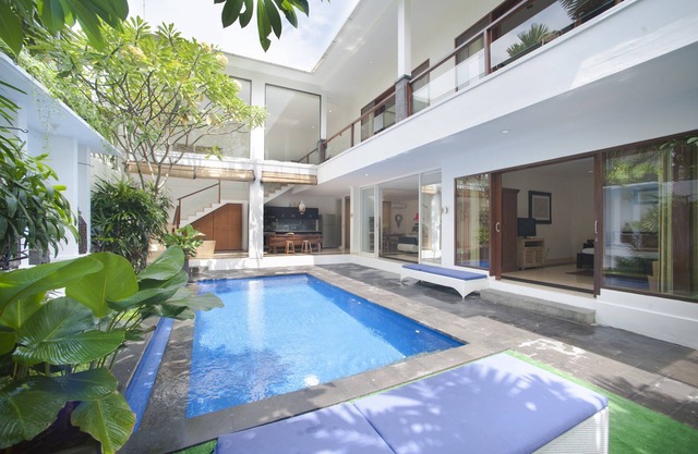 PENELOPY VILLA 3 NEAR EAT STREET OBEROI.