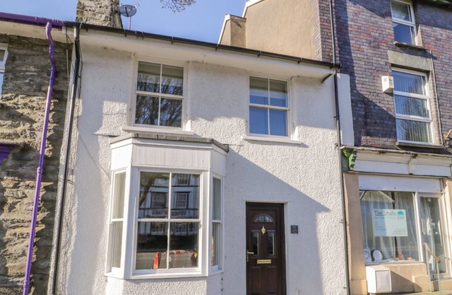 PENLLYN HOUSE, pet friendly, character holiday cottage in Bala