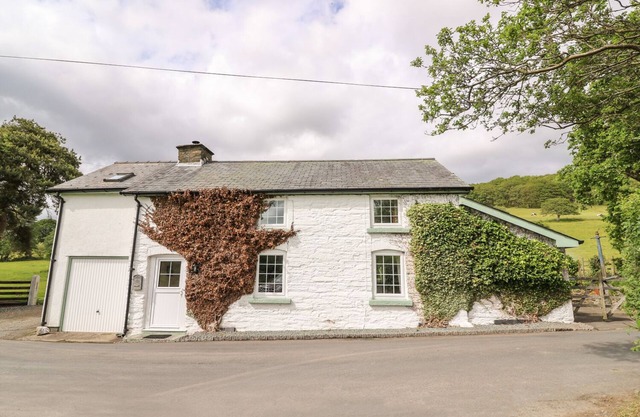 PENLONE COTTAGE, pet friendly, character holiday cottage in Rhayader