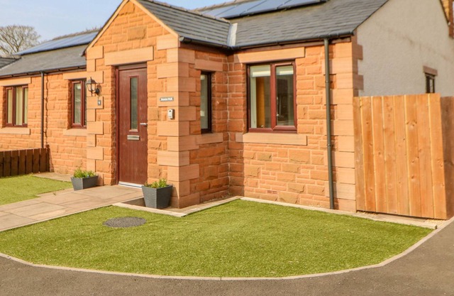 PENNINE WALK, pet friendly, with open fire in Appleby-In-Westmorland