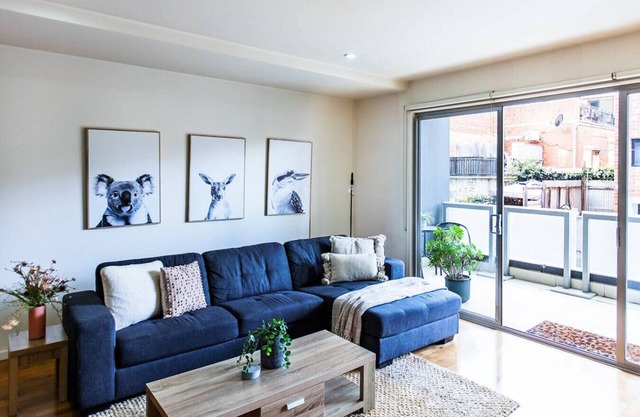 Penny. 2BR Stylish Brunswick Stay w/Parking