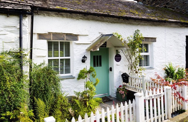 PENNYS COTTAGE, pet friendly, with open fire in Troutbeck