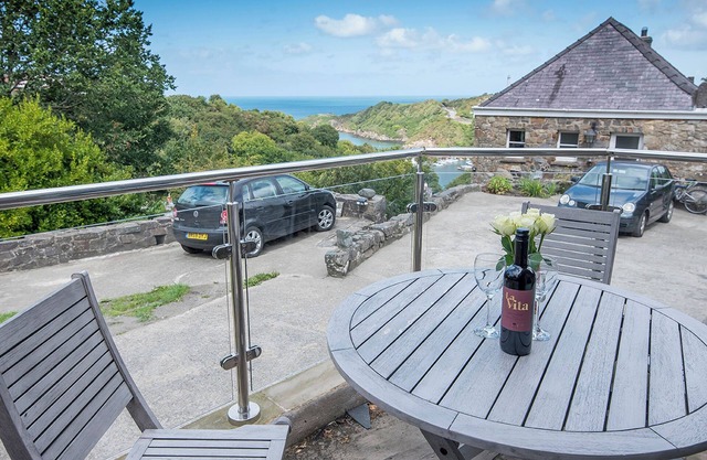 Penrallt Cottage, Holiday Cottage Fishguard, Sleeps 4, 2 bedrooms, bathrooms