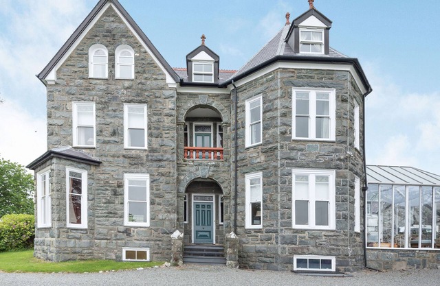PENSARN HALL, pet friendly, character holiday cottage in Llanbedr