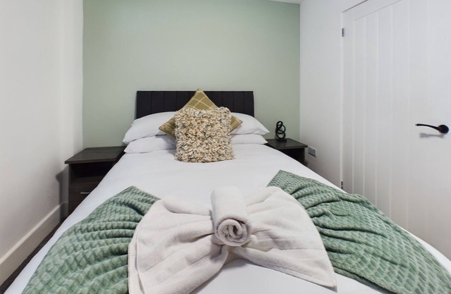Pensbury - Six-Bedroom House