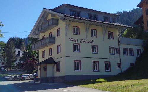 Pension Edelweiss - Bergdorf Gargellen 1423m - Park, Sleep & Hike