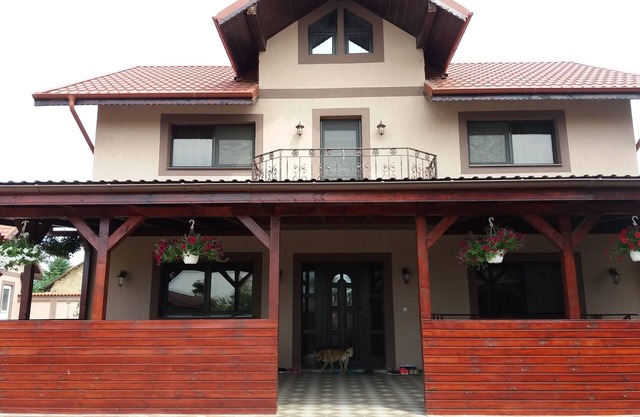 Pensiunea Bianca are 4 units of cazare, with terraces as foisor pentru gratar .