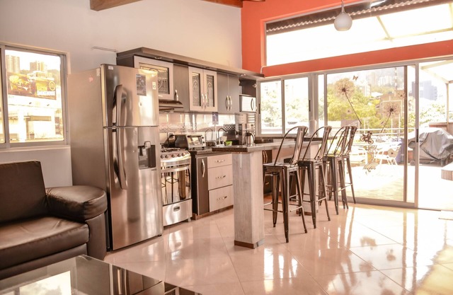 Penthouse 3 Bedroom AC, Lleras 8 Person Hot Tub, Roof Deck & View