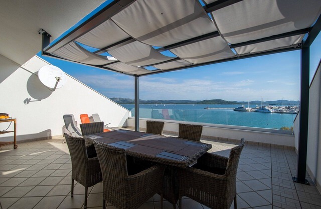 Penthouse 4 + 2P - * Betina, island of Murter
