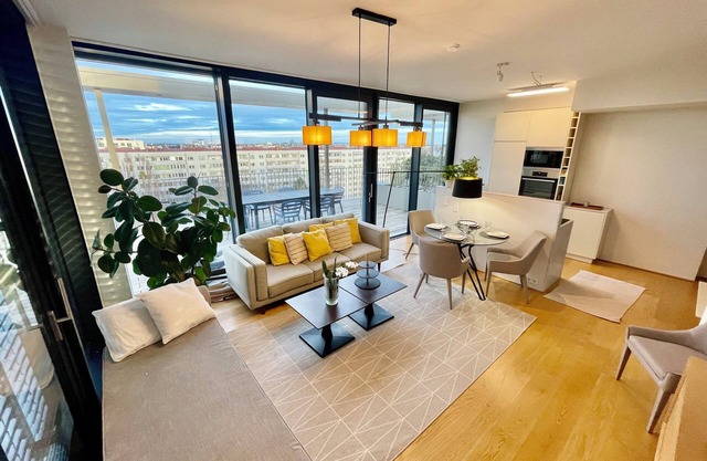 Penthouse apartment with car parking and easy metro access/free gym available