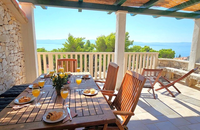 Penthouse Apartment with Stunning Sea Views, 150m to Beach, in Quiet Area