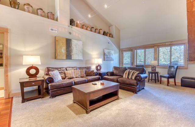 Penthouse condo w/mountain views & shared pool/hot tub - close to ski access