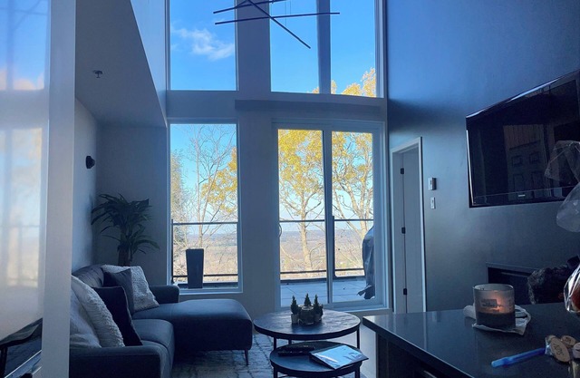 Penthouse d’Exception à Louer – Vue Panoramique et Couchers de Soleil à Bromont