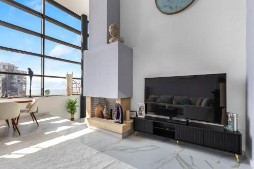 Penthouse Duplex with TOP Views!