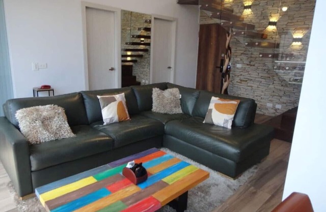 Penthouse Medellin: 1 block to metro and zona viva
