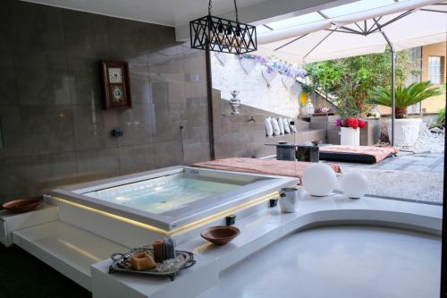 Penthouse Montecarlo style with lounge pool