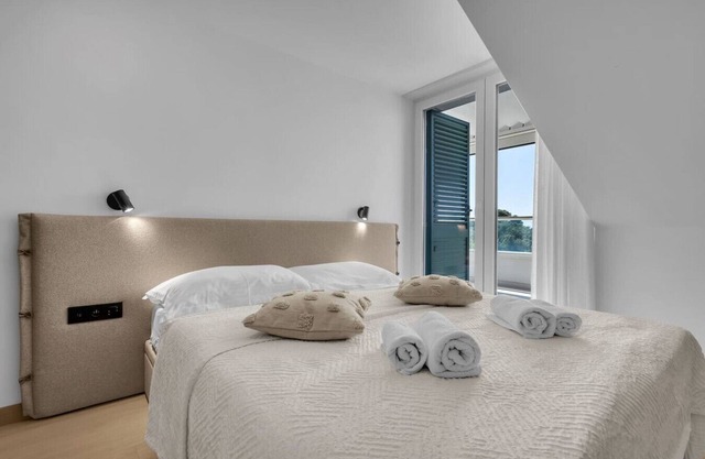 Penthouse Nikolina-50m to beach!