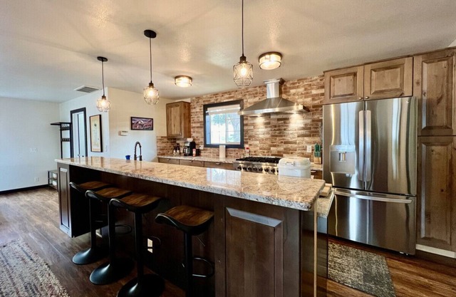 Penthouse on Valley, 2 Bdrm with a Gorgeous Kitchen! Local Golfing 50% Off!