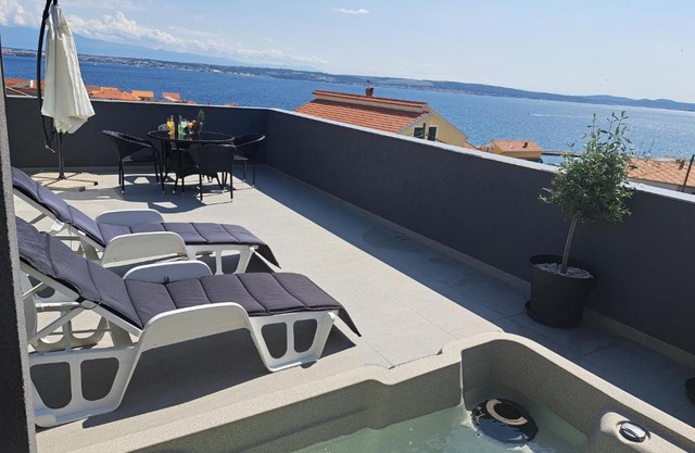 Penthouse Petra with hot tub